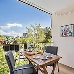 Modern With Balcony, Bikes & Parking - Pinnacle * Split