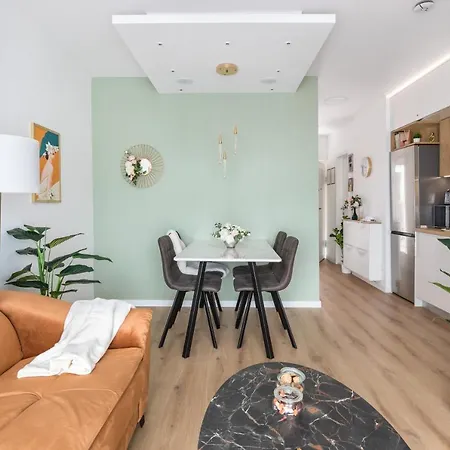 Apartment Exquisite Couples Delight With Free Bikes & Parking