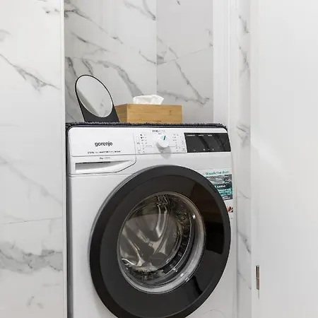 Exquisite Couples Delight With Free Bikes & Parking Split