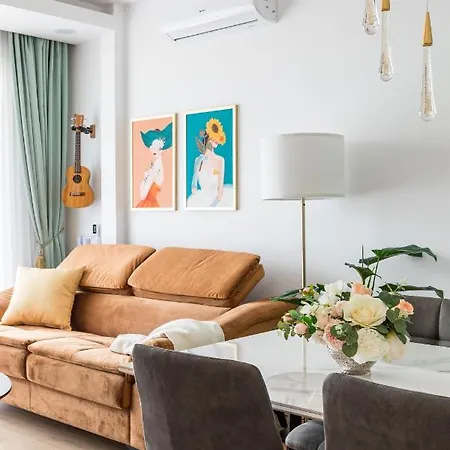 Exquisite Couples Delight With Free Bikes & Parking Apartment Split