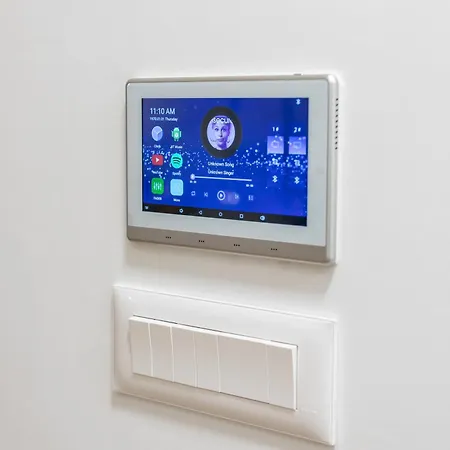 Exquisite Couples Delight With Free Bikes & Parking *