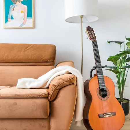 Exquisite Couples Delight With Free Bikes & Parking Apartment Split