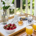 Exquisite Couples Delight With Free Bikes & Parking *