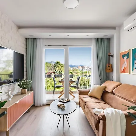 Modern With Balcony, Bikes & Parking - Pinnacle Split