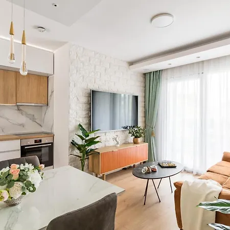Modern With Balcony, Bikes & Parking - Pinnacle Split