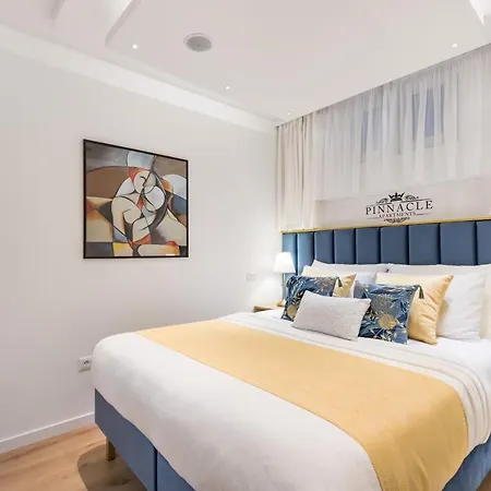 Modern With Balcony, Bikes & Parking - Pinnacle Apartment *