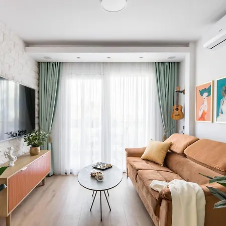 Modern With Balcony, Bikes & Parking - Pinnacle Apartment Split