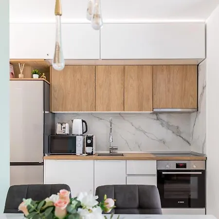 Modern With Balcony, Bikes & Parking - Pinnacle *