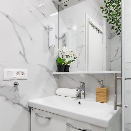 Modern With Balcony, Bikes & Parking - Pinnacle Apartment *