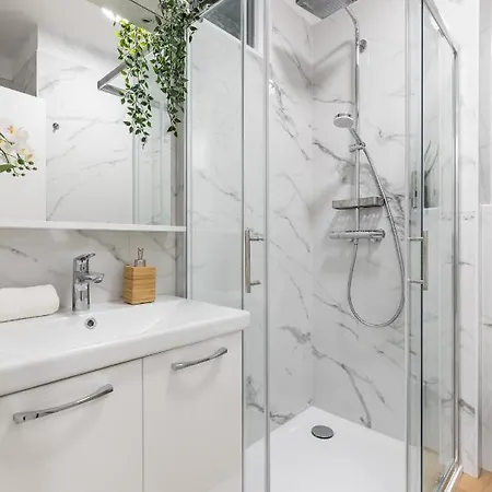 Modern With Balcony, Bikes & Parking - Pinnacle