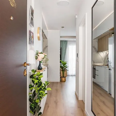 Modern With Balcony, Bikes & Parking - Pinnacle Apartment *