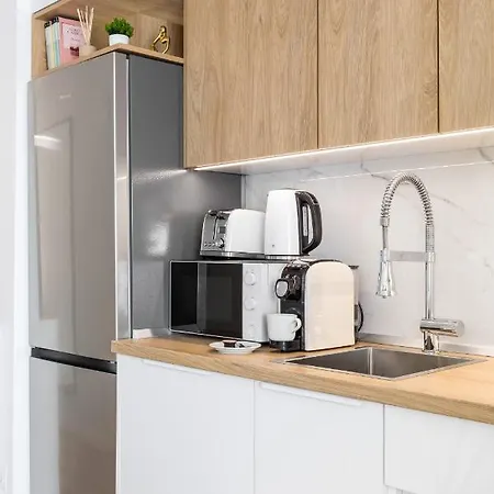 Modern With Balcony, Bikes & Parking - Pinnacle Apartment *
