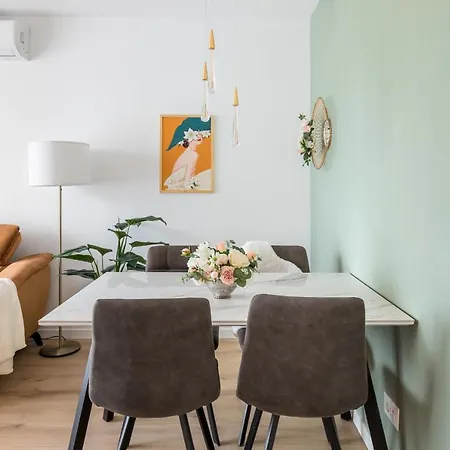 Apartman Exquisite Couples Delight With Free Bikes & Parking