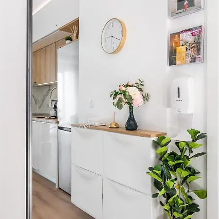 Modern With Balcony, Bikes & Parking - Pinnacle * Split