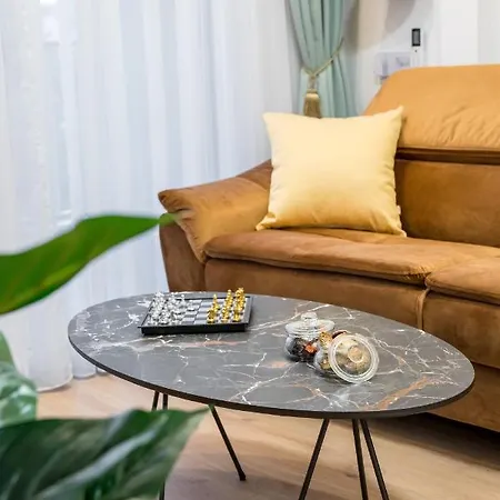 Modern With Balcony, Bikes & Parking - Pinnacle * Split