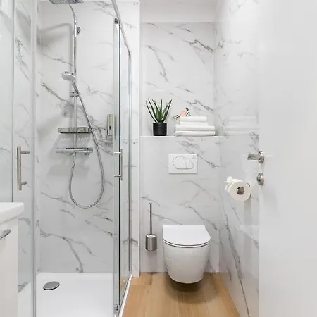 Exquisite Couples Delight With Free Bikes & Parking *