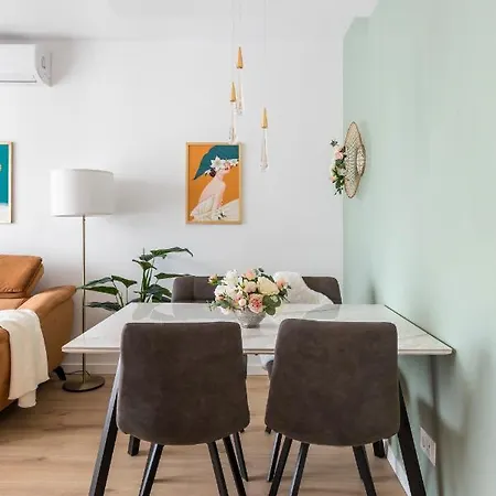 Modern With Balcony, Bikes & Parking - Pinnacle * Split