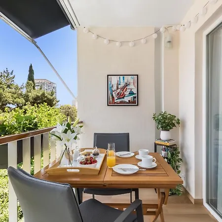 Exquisite Couples Delight With Free Bikes & Parking *