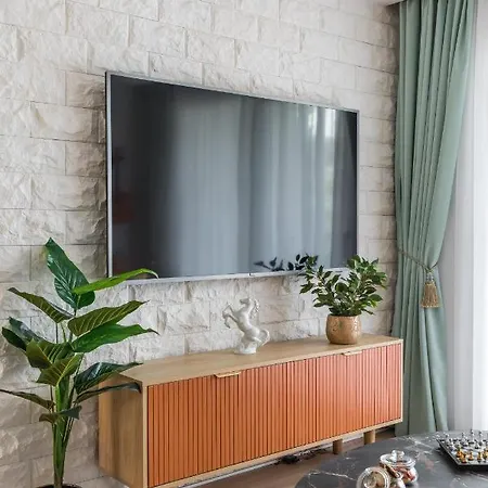 Exquisite Couples Delight With Free Bikes & Parking