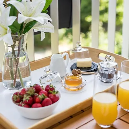 Exquisite Couples Delight With Free Bikes & Parking *