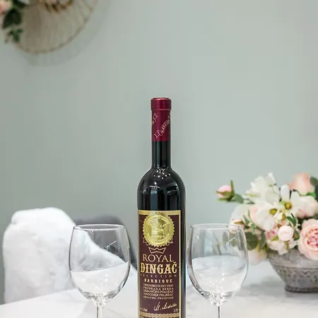 Exquisite Couples Delight With Free Bikes & Parking Lägenhet