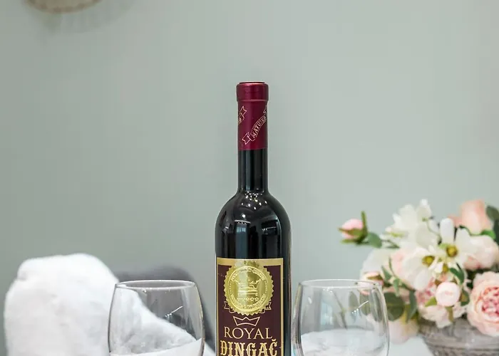 Exquisite Couples Delight With Free Bikes & Parking Daire