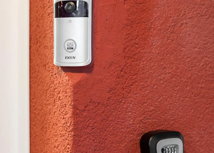 Exquisite Couples Delight With Free Bikes & Parking Split